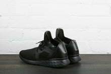 Load image into Gallery viewer, Pair Of Black Sneakers Back SaharaFashion
